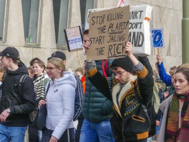 Lahey, Hollanda - 7 Şubat 2019: iklim anti öğrenciler şehrin içinden yürüyüş afiş ile protesto Lahey değiştirmek