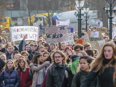 Malieveld, Lahey, Hollanda - 7 Şubat 2019: okul çocukları okul holding protesto afiş iklim karşı protesto etmek için değiştirmek ilke atlama