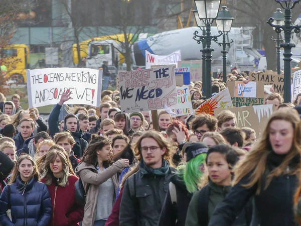 Malieveld ハーグ オランダ 2019 児童学校持株抗議のポリシーを変更する気候変動に抗議するバナーをスキップ — ストック写真