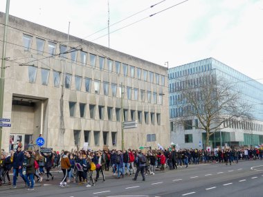 Lahey, Hollanda - 7 Şubat 2019: iklim anti öğrenciler şehrin içinden yürüyüş afiş ile protesto Lahey değiştirmek