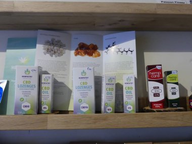 Lahey, Hollanda - 7 Mart 2019: Cbd petrol ve pastilleri buhur ve mür yapılmış yasal bir Hollandalı akıllı dükkanda kenevir ürünleri dispensery