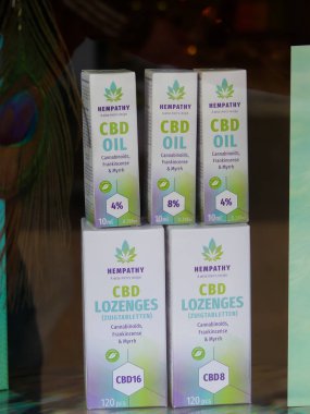 Lahey, Hollanda - 7 Mart 2019: Cbd petrol ve pastilleri buhur ve mür yapılmış bir yasal Hollandalı akıllı Dükkanı dispensery pencerede kenevir ürünleri