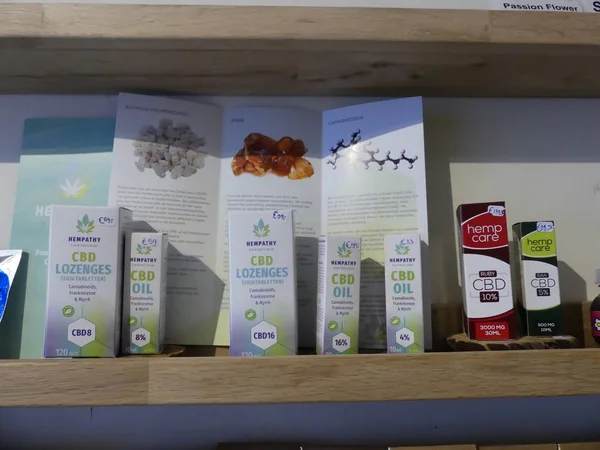 Lahey, Hollanda - 7 Mart 2019: Cbd petrol ve pastilleri buhur ve mür yapılmış yasal bir Hollandalı akıllı dükkanda kenevir ürünleri dispensery