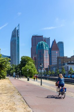 Lahey, Hollanda - 12 Temmuz 2018: Güneşli bir günde Lahey şehir siluetinin yüksek binaları