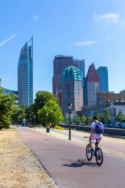 Lahey, Hollanda - 12 Temmuz 2018: Güneşli bir günde Lahey şehir siluetinin yüksek binaları
