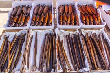 hazırlanan ve füme yılan balıkları ve Atlantik uskumru Lahey, Hollanda yerel Avrupa balık pazarında closeup