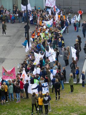 Rietlandpark, Amsterdam Hollanda - 17 Nisan 2019: Iklim değişikliği protestosu