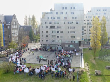 Rietlandpark, Amsterdam Hollanda - 17 Nisan 2019: Iklim değişikliği protestosu