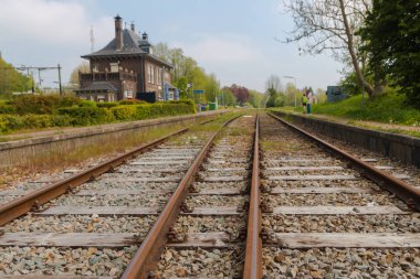 Schin op Geul, Limburg, Hollanda - 5 Mayıs 2019: ön planda demiryolu düşük açı ile ülke tren istasyonu Schin op Geul