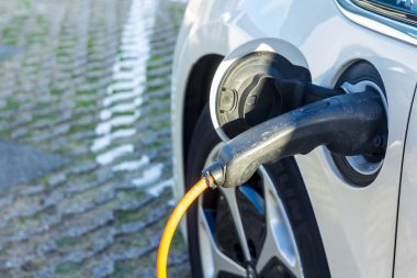 Kijkduin, Hollanda - 15 Eylül 2018: Tesla elektrikli otomobil şarj pilleri Hollanda'da şarj istasyonunda