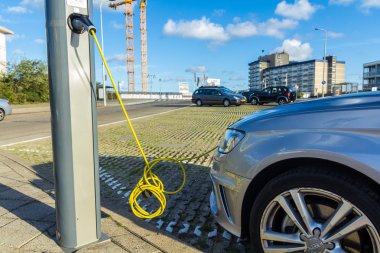 Kijkduin, Hollanda - 15 Eylül 2018: Hollanda'da plug in charge station'da elektrikli hibrid otomobil şarj pilleri