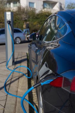 Kijkduin, Hollanda - 29 Haziran 2019: Tesla elektrikli otomobil şarj pilleri Hollanda'da şarj istasyonunda