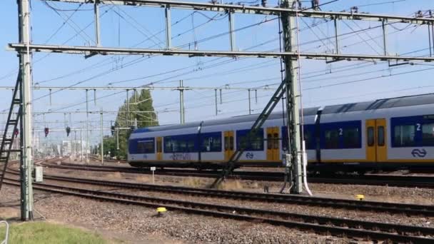 Ámsterdam Países Bajos Julio 2019 Tren Eléctrico Holandés Cerca Estación — Vídeo de stock