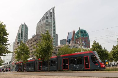 Lahey, Hollanda - 19 Temmuz 2019: Lahey şehir siluetinin ön planda hızlı tramvay ile yüksek binalar