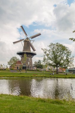 Leiden, Hollanda - 19 Temmuz 2019 Hollanda yel değirmeni de Valk Leiden Kanalı'nda
