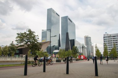 Rotterdam, Hollanda - 19 Temmuz 2019: Rotterdam ofis binalarının modern mimarisi, modern şehir yüksek yükselişi, yüksek kuleler ve çatı merkez istasyonu