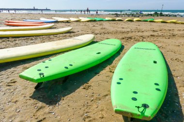 Scheveningen, Hollanda -24 Ağustos 2019: Scheveningen plajındaki sörf okulundan sörf tahtaları