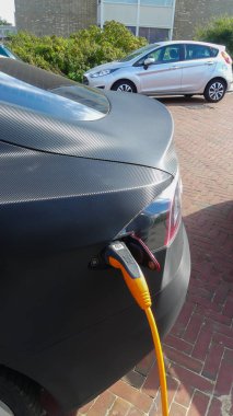 Kijkduin, Hollanda - 15 Eylül 2019: Tesla elektrikli otomobil şarj pilleri Hollanda'da şarj istasyonunda