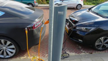 Kijkduin, Hollanda - 15 Eylül 2019: Tesla elektrikli otomobil şarj pilleri Hollanda'da şarj istasyonunda