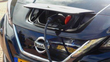 Kijkduin, Hollanda - 15 Eylül 2019: Tesla elektrikli otomobil şarj pilleri Hollanda'da şarj istasyonunda