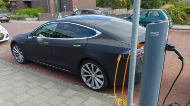 Kijkduin, Hollanda - 15 Eylül 2019: Tesla elektrikli otomobil şarj pilleri Hollanda'da şarj istasyonunda