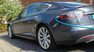 Kijkduin, Hollanda - 15 Eylül 2019: Tesla elektrikli otomobil şarj pilleri Hollanda'da şarj istasyonunda
