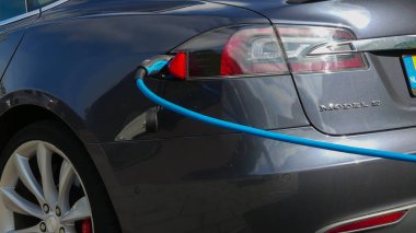 Kijkduin, Hollanda - 15 Eylül 2019: Tesla elektrikli otomobil şarj pilleri Hollanda'da şarj istasyonunda