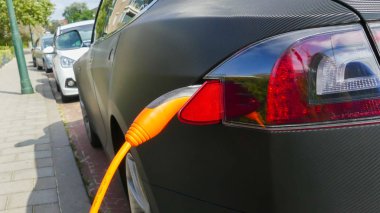 Kijkduin, Hollanda - 15 Eylül 2019: Tesla elektrikli otomobil şarj pilleri Hollanda'da şarj istasyonunda