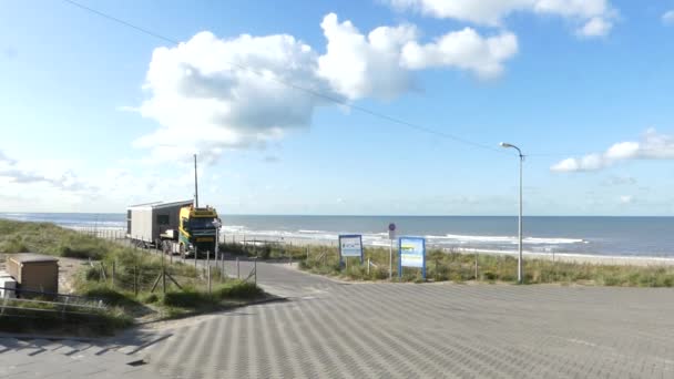 オランダ ハーグのKijkduin 10月29 2019 Kijkduinのビーチからポータブル夏休みの家を輸送するトラック — ストック動画
