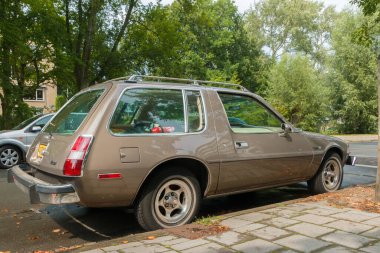 Lahey, Hollanda - 17 Ağustos 2020: modern klasik AMC pacer arabası hoş bir şehir caddesinde park halinde.