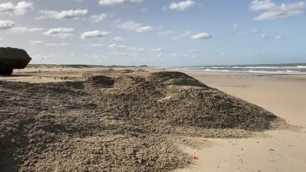 Scheveningen Paesi Bassi Settembre 2020 Trattore Sposta Sabbia Sulla Spiaggia — Video Stock