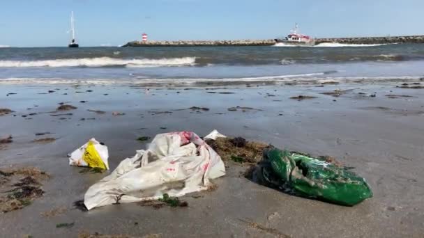 Scheveningen Holandia Września 2020 Zanieczyszczenie Worków Plastikowych Wyrzucone Brzeg Plaży — Wideo stockowe