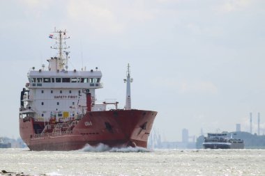 Hoek van Holland, Rotterdam, Hollanda 2 Temmuz 2020: Hollanda Rotterdam limanından ayrılan kırmızı kargo gemisi