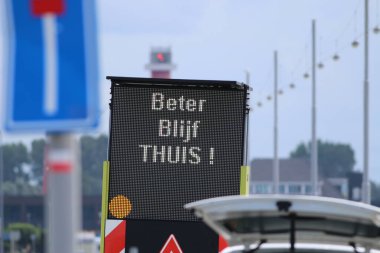 Dutch Corona virüsü COVID 19 tabela panosu insanları evlerinde kalmaları konusunda uyarıyor