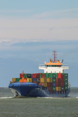 Hoek van Holland, Rotterdam, Hollanda 2 Temmuz 2020: Hollanda Rotterdam limanına varan konteyner gemisi