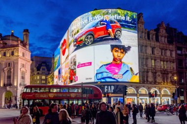 London, Büyük Britanya - 26 Mart: Bu bir akşam Piccadilly Circus, bir ünlü alışveriş ve seyahat hedef merkezi Londra'da 26 Mart 2018 Londra'da görülmektedir