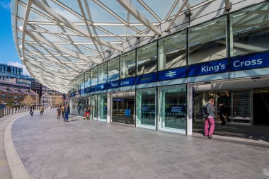 London, Büyük Britanya - 17 Nisan: Bu Kings Cross Tren İstasyonu'na giriş, Londra'nın ana ulaşım merkezleri 17 Nisan 2017 Londra'da biridir