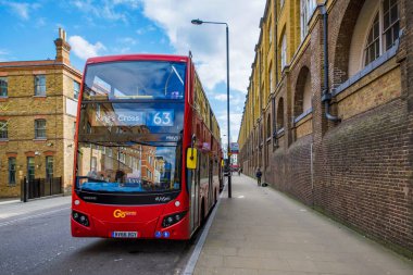 London, Büyük Britanya - 17 Nisan: 17 Nisan 2018 yılında London Kings Cross İstasyonu dışında bekleyen tipik Londra otobüs