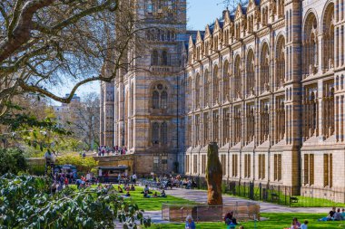 London, Büyük Britanya - 18 Nisan: mimari ünlü Doğal Tarih Müzesi, Londra'da 18 Nisan 2018 tarihinde Londra'nın popüler bir turizm