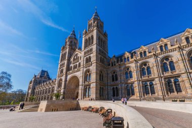 London, Büyük Britanya - 18 Nisan: mimari ünlü Doğal Tarih Müzesi, Londra'da 18 Nisan 2018 tarihinde Londra'nın popüler bir turizm