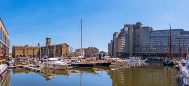 London, Büyük Britanya - Nisan 19: Bu St Katharine Dock panoramik bir görünümünü, bir ticari alan nerede Londra'da 19 Nisan 2018 üzerinde birçok ofis bulunur dock cihazları