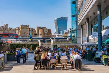 London, Büyük Britanya - Nisan 19: meşgul kafe ve restoranlarda St Katharine Dock, ünlü bir ticari alan merkezi Londra'da 19 Nisan 2018 Londra'da dock cihazları