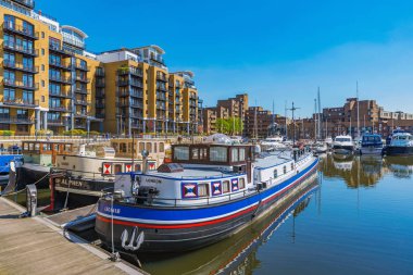 London, Büyük Britanya - Nisan 19: görünümünde tekneleri ve modern apartmanlar ünlü St Katherine Dock üzerinde 19 Nisan 2018 Londra