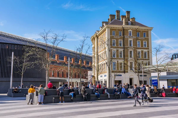 London United Kingdom April 2018 Öffentliche Sitzgelegenheiten Vor Dem Kings — Stockfoto