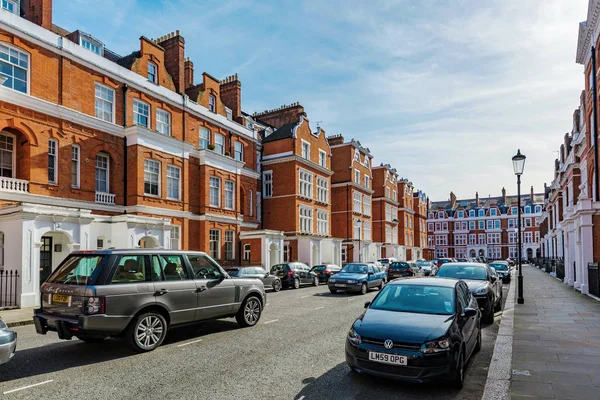 London, Büyük Britanya - Nisan 05: Bu geleneksel İngiliz konut Chelsea'de üzerinde 05 Nisan 2018 Londra ile konut bir sokağım