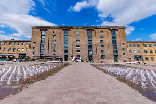 London, Büyük Britanya - 17 Nisan: Central Saint Martins Üniversitesi, 17 Nisan 2018 Kings Cross alanında Londra'nın ünlü bir sanat Üniversitesi görülmektedir