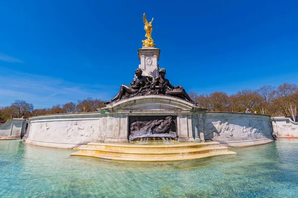 London, Büyük Britanya - 26 Mart: Victoria Memorial ünlü bir anıt Kraliçe Victoria jeneriğinge Sarayı dışında 26 Mart 2018 Londra'da adanmış bu