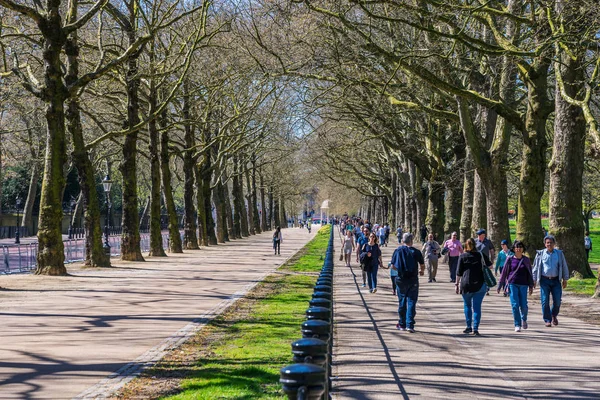 London, Büyük Britanya - 18 Nisan: sahne Green Park dışında bir yolda yürürken güneşli bir günde Londra'nın merkezinde 18 Nisan 2018 Londra'da insan