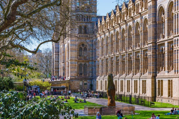 London, Büyük Britanya - 18 Nisan: mimari ünlü Doğal Tarih Müzesi, Londra'da 18 Nisan 2018 tarihinde Londra'nın popüler bir turizm