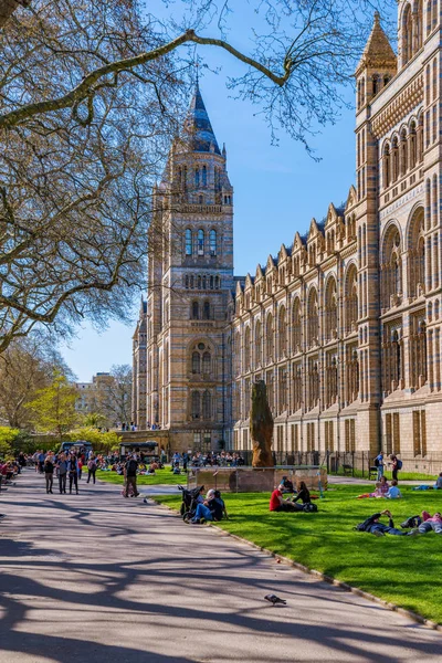 London, Büyük Britanya - Nisan 18: Bir görünüm mimarisinin ve gardens Londra'nın ünlü Doğal Tarih Müzesi 18 Nisan 2018 Londra'da bu
